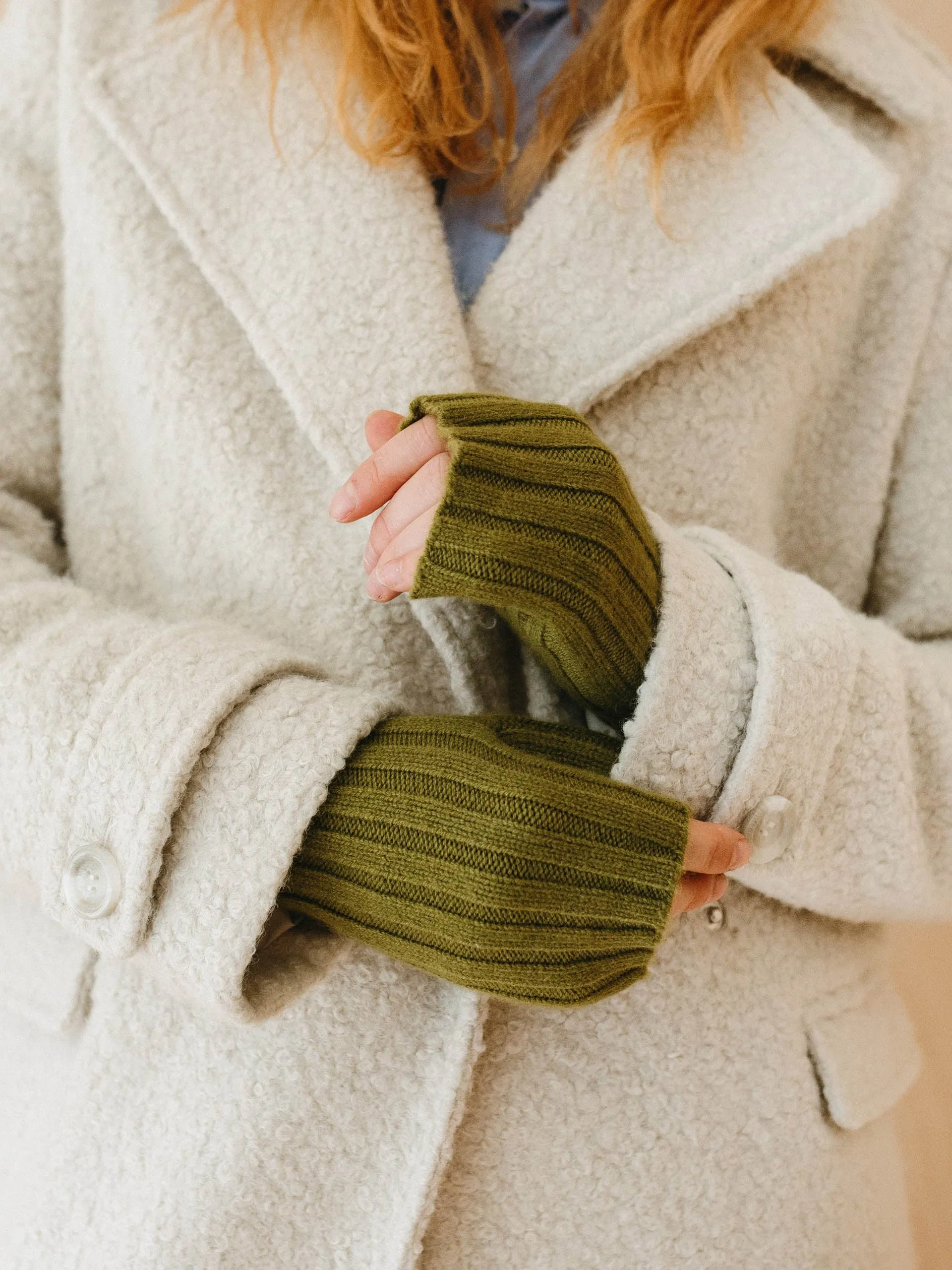 Cashmere and merino wrist warmers in Olive